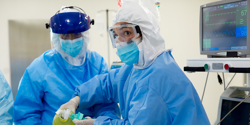 Nurse treats COVID-19 patient