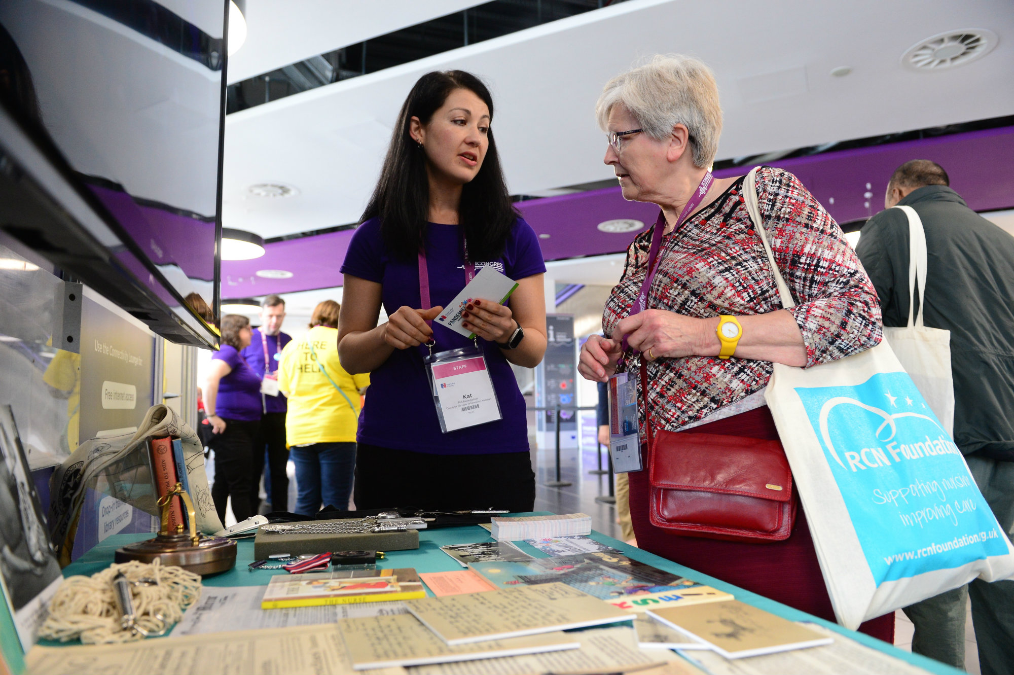 Delegate speaking to an exhibitor at Congress 2018