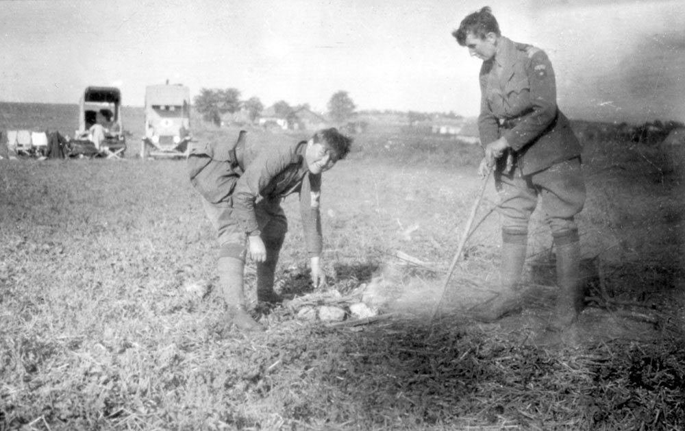 Scottish Women’s Hospitals orderlies cooking in field, Romania.